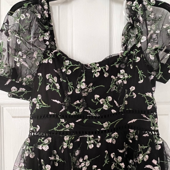 Cute floral dress made by Lulus. Great quality and only worn once. - Picture 3 of 5
